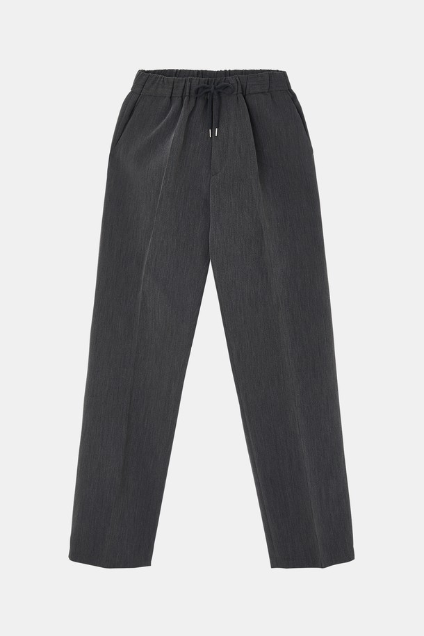 일자 핏 원턱 밴딩 슬랙스 CPT162는 베이직하고 미니멀한 스타일을 추구하는 남녀 공용 슬랙스입니다. 봄, 가을에 착용하기 적합하며, 부드러운 폴리에스터 소재로 제작되어 편안한 촉감을 제공합니다. 허리 밴딩과 원턱 디테일이 편안함과 활동성을 높여줍니다. 출근룩과 비즈니스 캐주얼, 미니멀, 클래식, 시크 스타일 연출에 활용하기 좋습니다. 블랙 컬러의 긴 기장으로, 어떤 상의와도 잘 어울리는 기본 아이템입니다.
