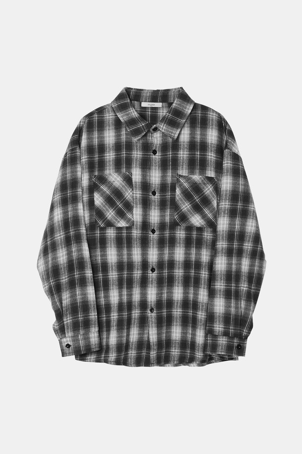 루즈핏 브러쉬 체크 셔츠 CSH107는 남녀 모두 착용 가능한 캐주얼 셔츠입니다. 부드러운 면 소재로 제작되어 편안한 착용감을 제공하며, 봄, 가을에 적합합니다. 블랙, 화이트, 그레이 세 가지 색상으로 출시되었으며, 넉넉한 루즈핏과 레귤러 기장으로 편안한 스타일을 연출합니다. 체크 패턴과 긴 소매, 카라 디자인이 특징이며, 포켓 디테일이 실용성을 더합니다. 출근룩과 비즈니스 캐주얼, 캐주얼, 클래식, 미니멀 스타일 모두 소화 가능한 활용도 높은 아이템입니다.
