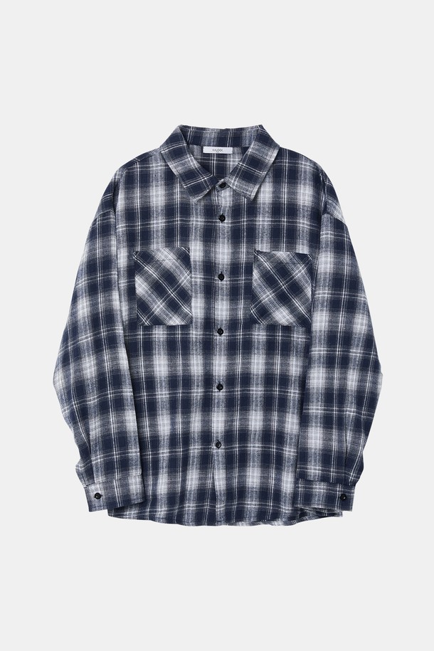 루즈핏 브러쉬 체크 셔츠 CSH107는 블랙과 화이트 컬러의 면 소재로 제작된 남녀 공용 셔츠입니다. 봄, 가을 시즌에 적합하며, 캐주얼 및 베이직 스타일을 연출하기 좋습니다. 루즈핏으로 편안한 착용감을 선사하며, 레귤러 기장의 긴 소매와 카라, 포켓 디테일이 특징입니다. 출근룩과 비즈니스 캐주얼, 캐주얼, 클래식, 미니멀 스타일 모두 소화 가능한 활용도 높은 아이템입니다. 부드러운 촉감의 브러쉬 체크 패턴이 돋보이는 셔츠입니다.
