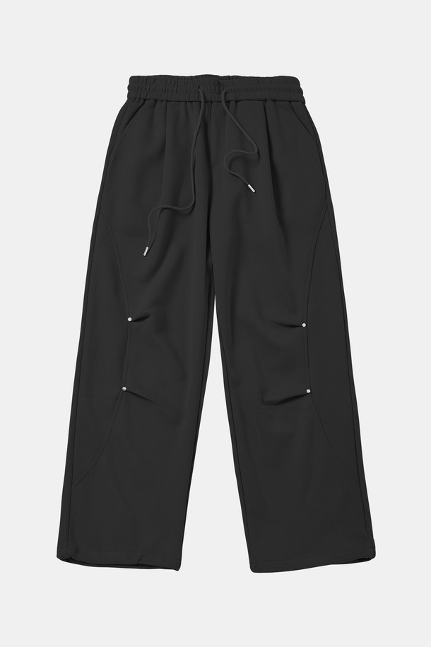 리벳 포인트 밴딩 스웻 팬츠 CPT165는 면 소재의 부드러운 촉감이 돋보이는 반바지입니다. 캐주얼, 스포티, 미니멀 스타일을 소화하기 좋으며, 일상, 산책, 여행 등 다양한 TPO에 활용 가능합니다. 루즈핏으로 편안한 착용감을 선사하며, 허리 밴딩과 리벳 디테일, 포켓으로 실용성을 더했습니다. 봄, 가을 시즌에 적합한 두께감으로, 남녀 모두에게 잘 어울리는 아이템입니다. 무지 디자인으로 어떤 상의와도 쉽게 매치할 수 있어 활용도가 높습니다.
