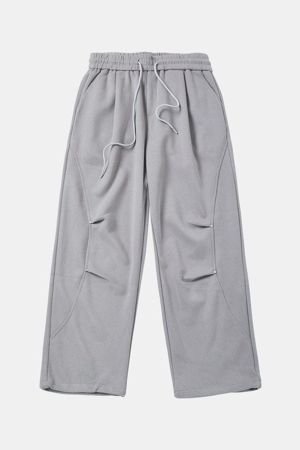 리벳 포인트 밴딩 스웻 팬츠 CPT165는 캐주얼, 스포티, 미니멀 스타일을 모두 아우르는 공용 스웻 팬츠입니다. 그레이 컬러의 무지 디자인으로, 봄, 가을 시즌에 적합하며 일상복으로 편안하게 착용할 수 있습니다. 부드러운 면 소재에 루즈핏으로 제작되어 편안한 착용감을 선사하며, 허리 스트링과 리벳 디테일로 포인트를 더했습니다. 집콕룩, 산책룩, 여행룩 등 다양한 TPO에 활용 가능하며, 밴딩 처리로 활동성을 높였습니다.
