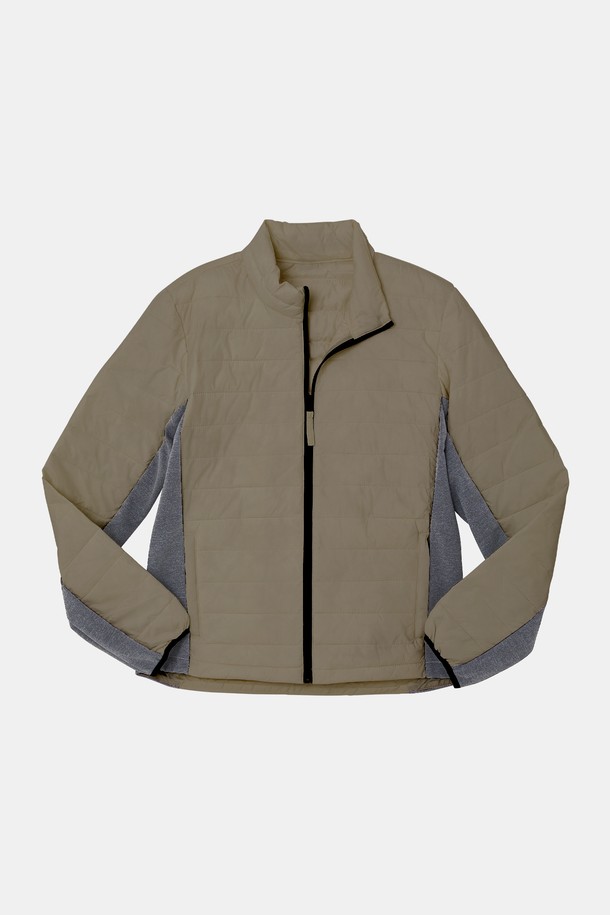 사이드 스판 경량 패딩 점퍼 CJP151는 캐주얼, 스포티, 미니멀한 스타일을 추구하는 분들을 위한 겨울철 필수 아이템입니다. 베이지 및 그레이 두 가지 색상으로 제공되며, 가볍고 부드러운 나일론 스판덱스 혼방 소재로 제작되어 편안한 착용감을 선사합니다. 일상복은 물론 출근룩으로도 활용 가능하며, 레귤러핏에 집업 스타일로 간편하게 착용할 수 있습니다. 얇은 두께감과 긴 소매 기장으로, 간절기에는 단독으로, 한겨울에는 레이어드하여 활용하기 좋습니다. 특히, 사이드 배색 디테일이 돋보이는 디자인으로, 스타일리시함을 더했습니다.
