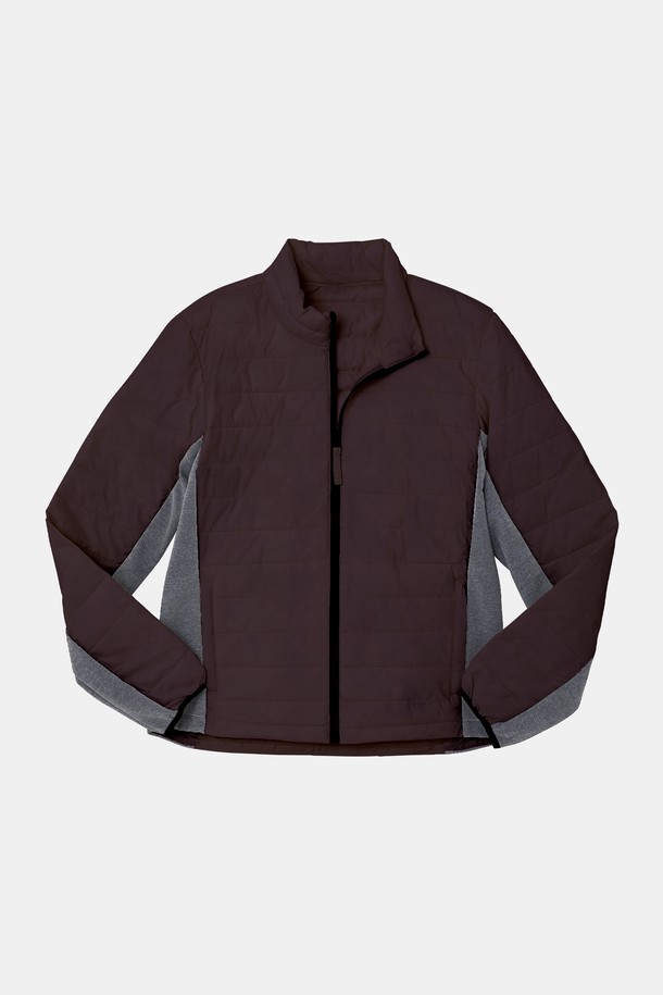 사이드 스판 경량 패딩 점퍼 CJP151는 캐주얼과 스포티한 스타일을 넘나드는 활용도 높은 아우터입니다. 브라운과 그레이 두 가지 색상으로 출시되어 어떤 룩에도 자연스럽게 매치됩니다. 가볍고 부드러운 나일론과 스판덱스 혼방 소재로 제작되어 편안한 착용감을 선사하며, 겨울철에도 따뜻하게 입을 수 있도록 두꺼운 두께감을 갖췄습니다. 출근룩이나 여행룩 등 다양한 TPO에 어울리며, 사이드 배색 디테일이 돋보이는 레귤러핏 경량 패딩 점퍼입니다. 집업 스타일로 간편하게 착용 가능하며, 긴 소매 기장으로 보온성을 높였습니다.
