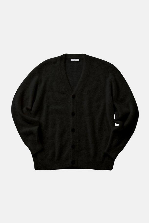 멀티컬러 모헤어 버튼 가디건 CKA107는 여성 의류로, 가을과 겨울에 따뜻하게 입을 수 있는 니트/스웨터입니다. 부드러운 촉감의 모헤어 소재로 제작되었으며, 톤온톤의 멀티컬러 배색이 특징입니다. 루즈핏 크롭 기장으로, 베이직한 디자인에 V넥 라인과 버튼 디테일을 더해 클래식, 미니멀, 캐주얼 스타일을 모두 소화할 수 있습니다. 데이트룩, 모임룩 등 다양한 TPO에 활용 가능하며, 긴 소매 기장으로 포근함을 더했습니다.
