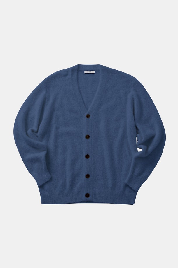 따뜻하고 포근한 분위기의 멀티컬러 모헤어 버튼 가디건 CKA107입니다. 부드러운 촉감의 모헤어 소재로 제작되어 가을, 겨울 시즌에 포근하게 착용하기 좋습니다. 루즈핏과 브이넥 디자인으로 편안하면서도 여성스러운 실루엣을 연출하며, 다양한 룩에 활용하기 좋은 베이직 스타일입니다. 버튼 디테일로 포인트를 더했으며, 데이트룩, 모임룩 등 특별한 날에도 잘 어울립니다. 클래식, 미니멀, 캐주얼 등 어떤 스타일에도 매치하기 쉬운 아이템입니다.
