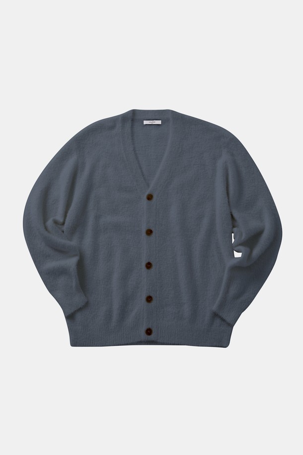 부드러운 모헤어 소재로 제작되어 포근함을 선사하는 멀티컬러 모헤어 버튼 가디건 CKA107입니다. 가을과 겨울 시즌에 어울리는 두꺼운 두께감으로 따뜻하게 착용할 수 있으며, 베이직한 디자인으로 다양한 스타일 연출이 가능합니다. 레귤러 핏과 V넥 라인으로 편안하면서도 여성스러운 실루엣을 연출하며, 버튼 디테일이 포인트로 더해져 클래식, 미니멀, 캐주얼 룩 모두 소화 가능합니다. 데이트룩, 모임룩 등 특별한 날에 세련된 분위기를 더해보세요. 긴 소매 기장으로 따뜻함과 스타일을 동시에 잡았습니다.
