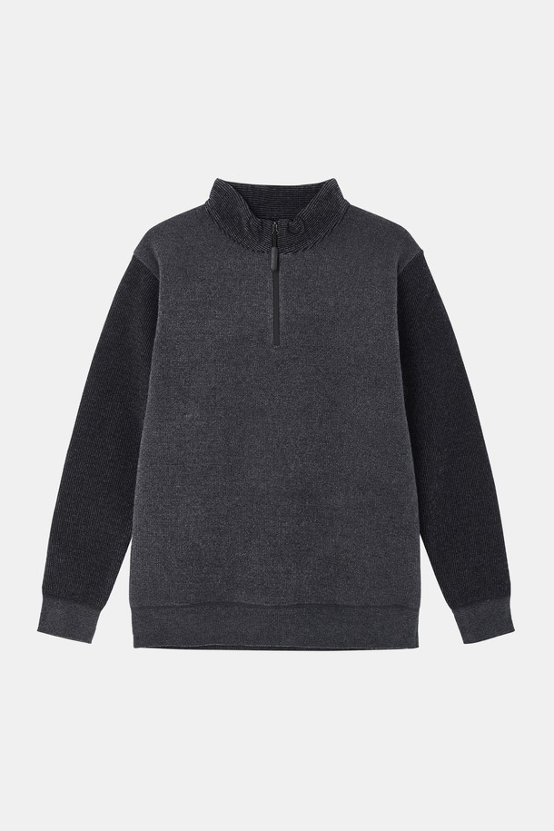 플리스 반집업 하프넥 니트티 CNIT112는 부드러운 촉감의 플리스 소재로 제작되어 가을, 겨울철 따뜻함을 선사하는 상의입니다. 베이직하고 캐주얼한 스타일로, 일상 및 출근룩에 모두 잘 어울립니다. 레귤러핏으로 편안하게 착용 가능하며, 반집업과 하프넥 디자인이 특징입니다. 차콜그레이와 블랙 두 가지 색상으로 제공되며, 긴소매와 두꺼운 두께로 보온성을 높였습니다. 미니멀하고 클래식한 분위기를 연출하여 다양한 스타일링이 가능합니다.
