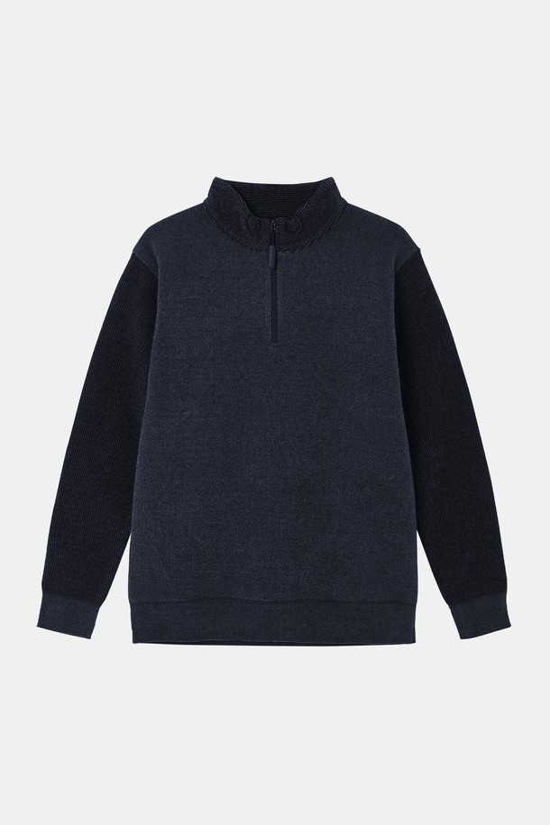 플리스 반집업 하프넥 니트티 CNIT112는 부드러운 플리스 소재로 제작되어 가을과 겨울철 따뜻하게 입을 수 있는 남녀 공용 상의입니다. 레귤러핏으로 편안하게 착용 가능하며, 베이직하고 캐주얼한 스타일을 연출합니다. 하프넥 디자인과 긴 소매 기장, 두꺼운 두께감으로 보온성을 높였으며, 무지 패턴의 네이비 컬러로 어떤 옷에도 쉽게 매치할 수 있습니다. 출근룩과 캠핑룩 모두 소화 가능한 실용적인 아이템으로, 캐주얼, 미니멀, 클래식 스타일을 즐겨 입는 분들께 추천합니다.
