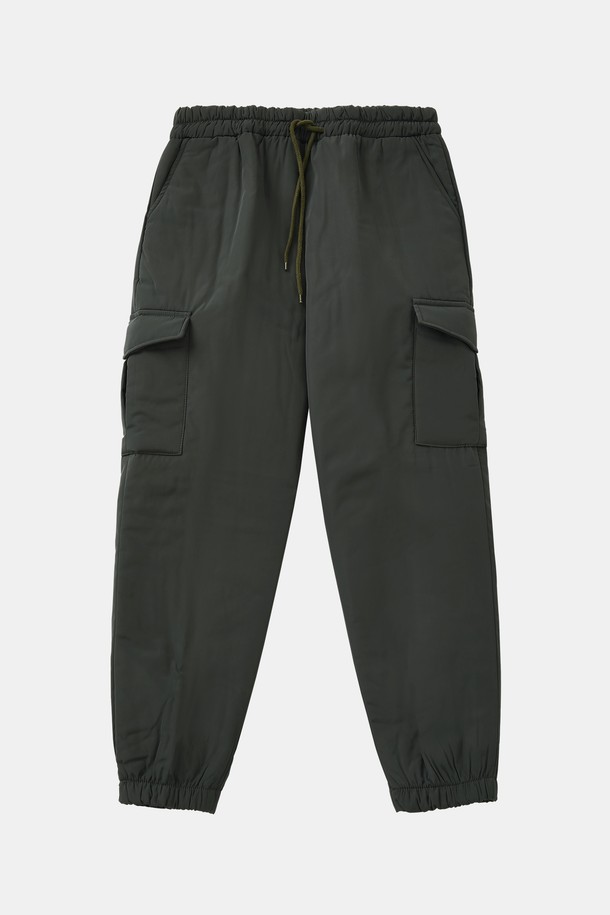 라이프 경량 패딩 조거 팬츠 CPT169는 겨울철 캠핑룩과 캐주얼, 스포티, 미니멀 스타일을 모두 아우르는 활용도 높은 아이템입니다. 부드러운 촉감의 폴리에스터 소재에 릴랙스 핏으로 편안함을 더했으며, 가볍지만 두꺼운 패딩 안감으로 보온성을 높였습니다. 무지 디자인에 카키, 그린 두 가지 색상으로 출시되어 어떤 상의에도 쉽게 매치할 수 있습니다. 밑단 밴딩과 사이드 포켓 디테일이 실용성을 더하여 일상과 캐주얼한 활동에 적합합니다. 
