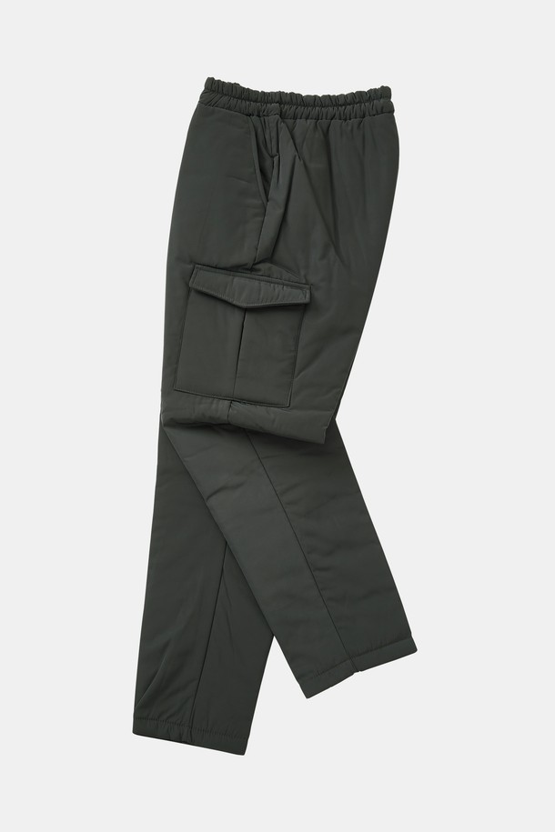 "라이프 경량 패딩 일자 팬츠 CPT170"는 겨울철 캐주얼룩과 캠핑룩에 적합한 남녀 공용 패딩 팬츠입니다. 부드러운 촉감의 나일론, 폴리에스테르 혼방 소재에 밴딩 처리로 편안한 착용감을 제공합니다. 두꺼운 두께감과 패딩 안감으로 보온성을 높였으며, 일자핏으로 깔끔한 실루엣을 연출합니다. 블랙, 다크 그린 두 가지 색상으로 출시되었으며, 경량 소재와 사이드 및 카고 포켓 디테일로 실용성을 더했습니다. 베이직한 디자인으로 다양한 스타일과 쉽게 매치할 수 있습니다.
