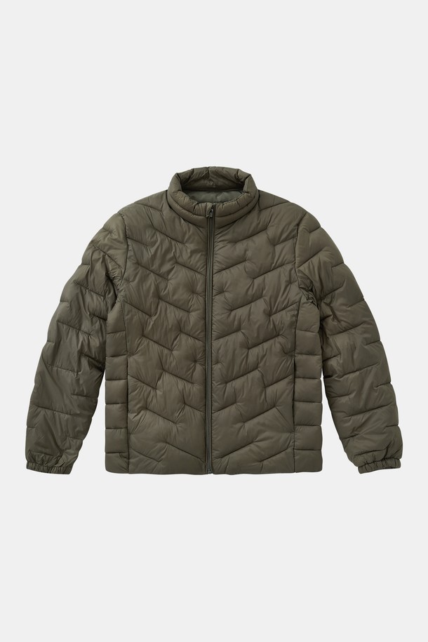 **경량 사선 누빔 패딩 점퍼 CJP155**는 가볍고 따뜻한 겨울철 필수 아우터입니다. 캐주얼하고 베이직한 스타일로, 어떤 룩에도 쉽게 매치할 수 있습니다. 숏 기장의 레귤러핏으로 활동성을 높였으며, 경량 소재와 사선 퀄팅 디자인을 더해 세련된 느낌을 줍니다. 부드러운 촉감의 나일론과 폴리에스테르 혼방 소재로 제작되어 편안한 착용감을 선사합니다. 카키와 올리브 두 가지 색상으로 출시되어, 취향에 맞게 선택할 수 있습니다.
