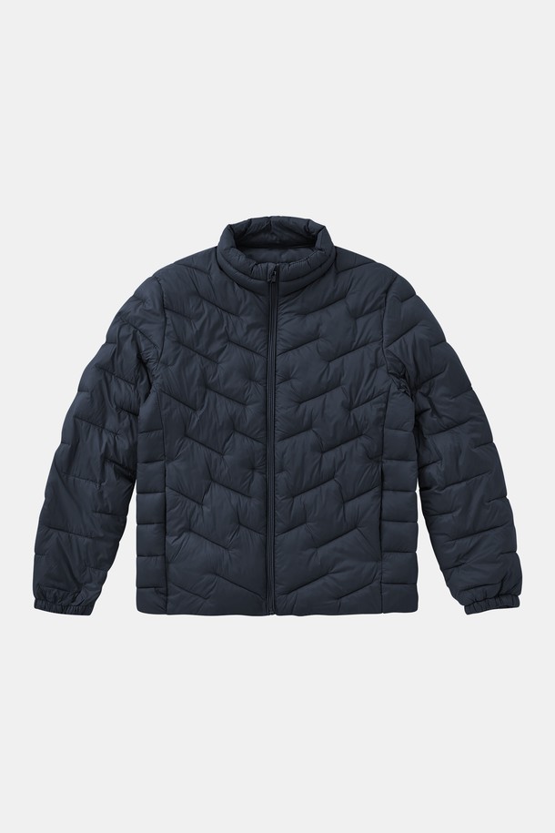 **경량 사선 누빔 패딩 점퍼 CJP155**는 가볍고 따뜻한 착용감을 선사하는 겨울철 필수 아이템입니다. 캐주얼 및 미니멀 스타일을 지향하며, 출근룩에도 활용하기 좋은 활용도 높은 디자인입니다. 블랙 컬러의 레귤러핏으로 제작되었으며, 나일론 소재를 사용하여 부드러운 촉감을 느낄 수 있습니다. 사선 누빔 패턴이 특징이며, 집업 스타일로 간편하게 착용 가능합니다. 경량 소재와 두꺼운 두께로 보온성을 높였습니다.
