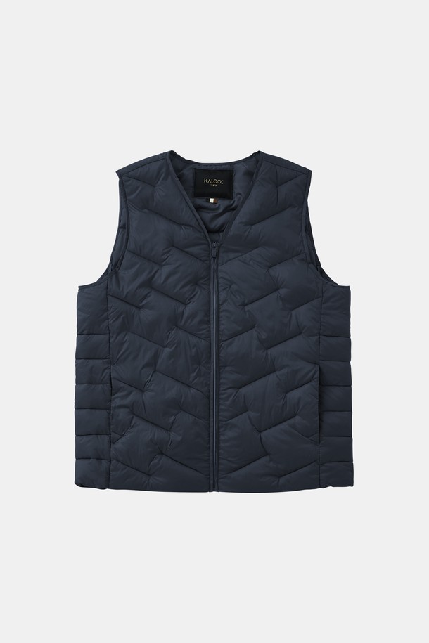 네이비 컬러의 경량 패딩 누빔 이너 조끼 CJP154입니다. 가을, 겨울철 출근룩에 활용하기 좋은 캐주얼, 미니멀, 클래식 스타일의 베스트입니다. 부드러운 촉감의 나일론 소재와 두꺼운 두께감으로 보온성을 높였습니다. 퀄팅 패턴의 레귤러핏 디자인과 집업 여밈 방식으로 편안하게 착용 가능하며, 민소매 크롭 기장으로 다양한 스타일 연출에 용이합니다. 경량 소재로 활동성을 높여 데일리룩으로 활용하기 좋습니다.
