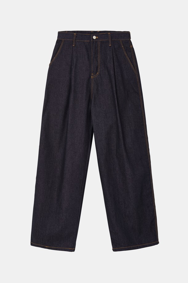 네이비 컬러의 원턱 루즈핏 데님 팬츠 CJN111입니다. 캐주얼하고 미니멀한 스타일 연출에 적합하며, 봄, 가을에 입기 좋은 두꺼운 두께감의 긴 기장 데님 팬츠입니다. 뻣뻣한 촉감의 데님 소재로 제작되었으며, 넉넉한 루즈핏으로 편안한 착용감을 선사합니다. 무지 디자인에 원턱 디테일이 더해져, 심플하면서도 스타일리시한 매력을 더했습니다. 일상복으로 활용하기 좋은 남성용 데님 팬츠입니다.
