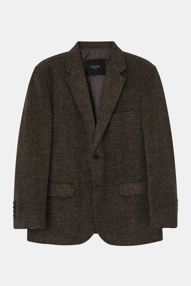 모던한 감각을 더한 울 모눈 체크 버튼 재킷 CJK119입니다. 블랙브라운 컬러의 모눈 체크 패턴이 세련된 느낌을 주며, 울과 폴리에스터 혼방 소재로 제작되어 봄, 여름, 가을, 겨울 사계절 모두 활용 가능합니다. 베이직 핏에 전체 안감 처리로 편안한 착용감을 선사하며, 버튼 여밈 방식으로 클래식하고 미니멀한 스타일을 연출합니다. 출근룩, 비즈니스 캐주얼, 모임룩 등 다양한 TPO에 활용하여 시크한 매력을 뽐낼 수 있습니다.
