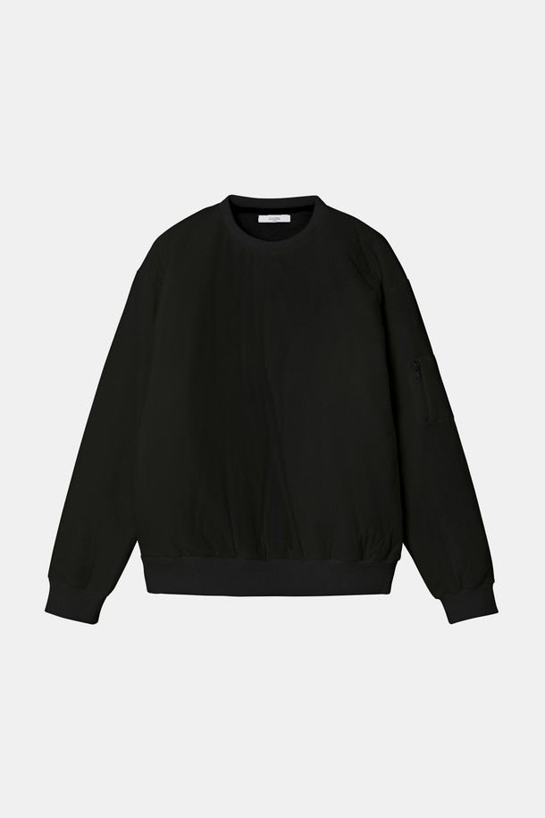 블랙 컬러의 슬리브 포켓 방풍 패딩 맨투맨 CTEE127입니다. 넉넉하고 편안한 레귤러핏으로 제작되었으며, 캐주얼, 스포티, 미니멀 스타일을 모두 소화할 수 있습니다. 봄, 가을, 겨울 세 계절 모두 착용 가능하며, 특히 쌀쌀한 날씨에 출근룩으로 활용하기 좋습니다. 부드러운 면 소재에 두꺼운 두께감과 패딩 안감, 방풍 기능을 더해 따뜻하게 착용할 수 있으며, 소매 기장이 긴 라운드넥 디자인입니다.
