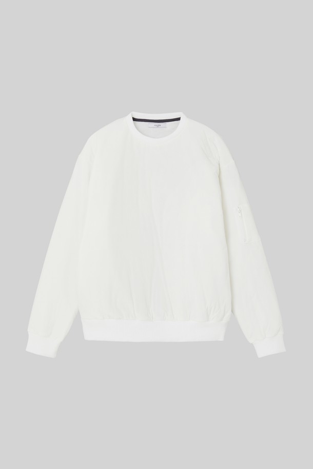 "슬리브 포켓 방풍 패딩 맨투맨 CTEE127"은 캐주얼, 스포티, 미니멀 스타일을 추구하는 분들을 위한 공용 맨투맨입니다. 부드러운 면 소재에 안감은 패딩으로 제작되어, 봄, 가을, 겨울 3계절 모두 따뜻하게 착용할 수 있습니다. 무지 디자인에 레귤러 핏, 긴 소매 기장으로 어떤 스타일에도 잘 어울리며, 라운드넥으로 편안함을 더했습니다. 방풍 기능과 포켓 디테일이 실용성을 높여 일상생활에서 활용하기 좋습니다.
