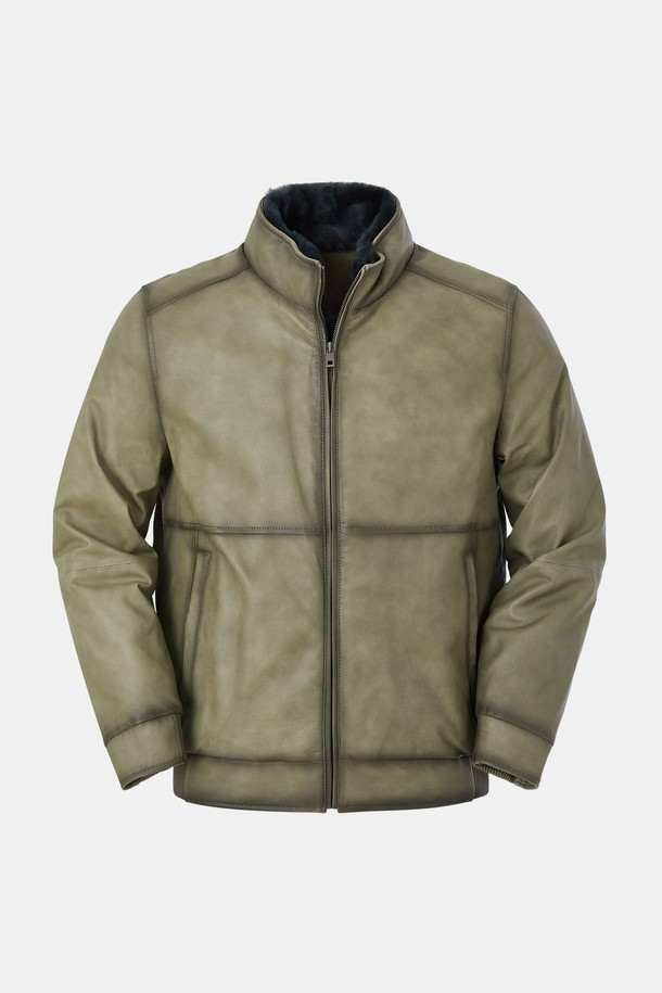 램스킨 라인 워싱 구스다운 점퍼 CLJP128은 남성용 구스다운 점퍼입니다. 부드러운 램스킨 소재에 워싱 처리하여 자연스러운 멋을 더했으며, 겨울철 캐주얼 스타일을 완성합니다. 톤 다운된 카키 컬러와 레귤러핏 디자인으로 어떤 옷에도 쉽게 매치할 수 있습니다. 출근룩과 여행룩에 모두 활용 가능하며, 미니멀, 클래식 스타일을 선호하는 분들께 추천합니다. 
