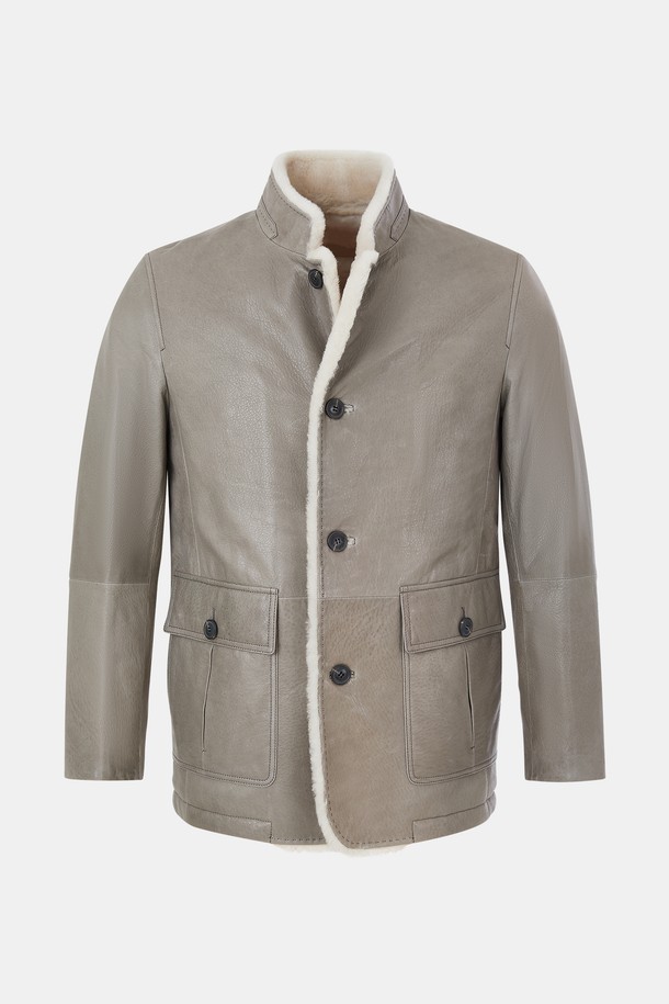 부드러운 양가죽 소재의 남성용 구스다운 재킷입니다. 클래식하고 베이직한 스타일로, 겨울철 일상에서 따뜻하게 착용하기 좋습니다. 베이지 컬러에 레귤러 핏으로 제작되었으며, 넉넉한 빅포켓 디테일이 돋보입니다. 버튼 여밈 방식으로 간편하게 착용할 수 있으며, 긴 소매 기장과 두꺼운 두께감으로 보온성을 높였습니다. 
