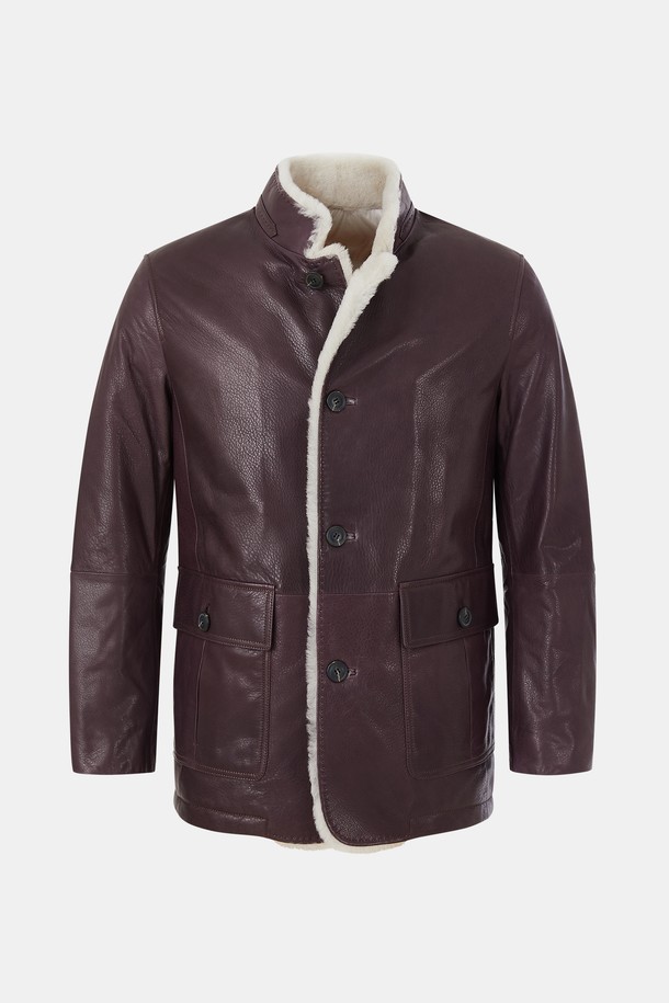 부드러운 양가죽 소재의 남성용 구스다운 재킷입니다. 클래식하고 미니멀한 스타일로, 겨울철 출근룩에 적합합니다. 넉넉한 빅포켓 디자인이 특징이며, 레귤러핏으로 편안한 착용감을 선사합니다. 브라운 컬러의 무지 디자인으로 어떤 옷에도 쉽게 매치할 수 있습니다. 두꺼운 두께감으로 뛰어난 보온성을 제공합니다.
