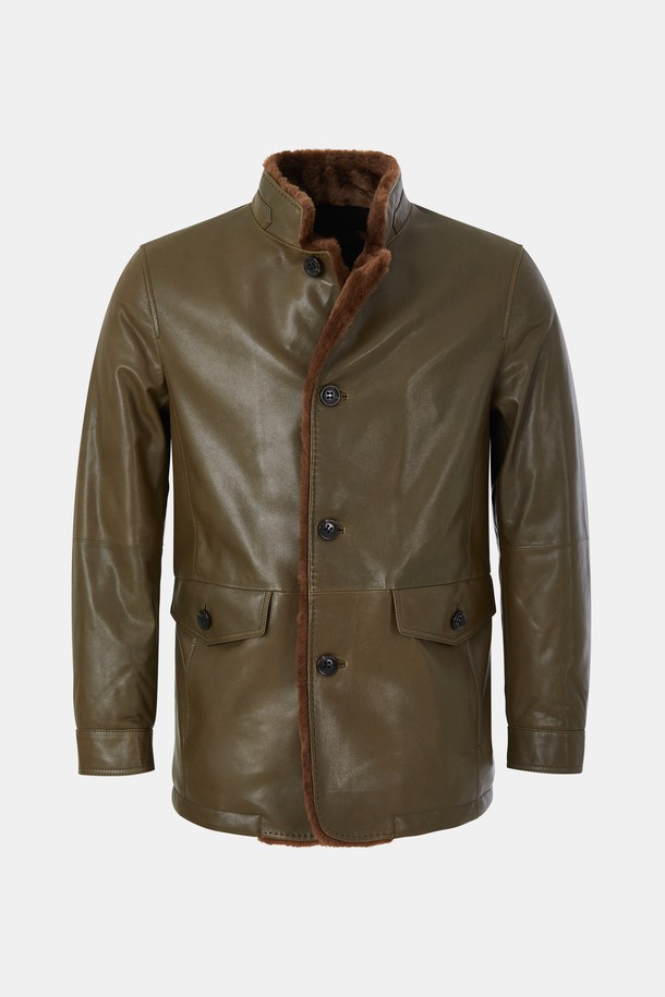 코팅 램스킨 미들넥 구스다운 재킷 CLJP126은 남성용 겨울 아우터로, 클래식한 스타일을 연출합니다. 램스킨 소재에 구스다운 충전재를 사용하여 부드러운 촉감과 뛰어난 보온성을 제공합니다. 미디엄 기장의 카키색 무지 디자인으로, 출근룩이나 데이트룩 등 다양한 TPO에 활용 가능합니다. 버튼 여밈 방식과 레귤러핏으로 편안한 착용감을 선사하며, 시크하고 미니멀한 스타일을 완성합니다. 긴 소매와 코팅 처리된 디자인이 특징이며, 두꺼운 두께감으로 따뜻하게 착용할 수 있습니다.
