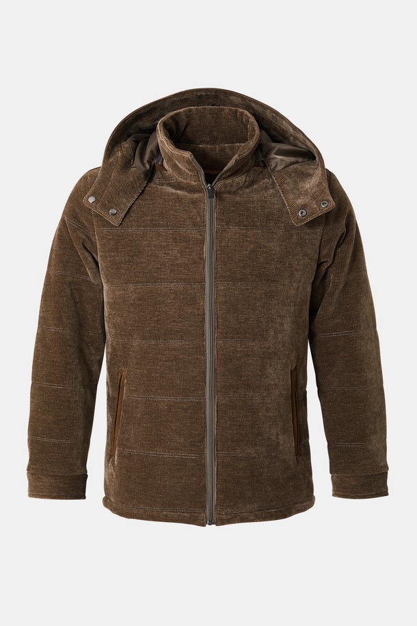 **코듀로이 패딩 후드 탈부착 점퍼 CJP134**는 부드러운 코듀로이 소재로 제작되어 포근한 촉감을 선사하는 남성용 겨울 점퍼입니다. 캐주얼, 클래식, 미니멀 스타일을 모두 아우르는 디자인으로, 일상 및 출근룩에 활용하기 좋습니다. 넉넉한 두께감과 레귤러 핏으로 편안한 착용감을 제공하며, 후드는 탈부착이 가능하여 다양한 연출이 가능합니다. 브라운 컬러의 무지 디자인으로 어떤 옷에도 쉽게 매치할 수 있는 활용도 높은 아이템입니다. 집업 스타일로 간편하게 입고 벗을 수 있습니다.
