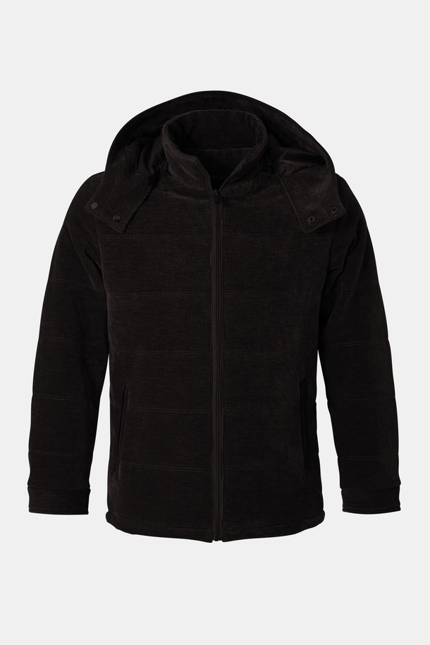 코듀로이 패딩 후드 탈부착 점퍼 CJP134는 겨울철 일상과 출근룩에 모두 활용 가능한 남녀 공용 점퍼입니다. 부드러운 촉감의 코듀로이 소재와 두꺼운 두께, 안감 패딩으로 보온성을 높였습니다. 무지 디자인에 레귤러핏으로 제작되어 캐주얼, 미니멀, 클래식 스타일을 모두 소화할 수 있습니다. 후드는 탈부착이 가능하여 다양한 스타일 연출이 가능하며, 긴 소매와 집업 여밈 방식으로 편안하게 착용할 수 있습니다. 블랙 색상으로 어떤 옷에도 잘 어울려 활용도가 높습니다.
