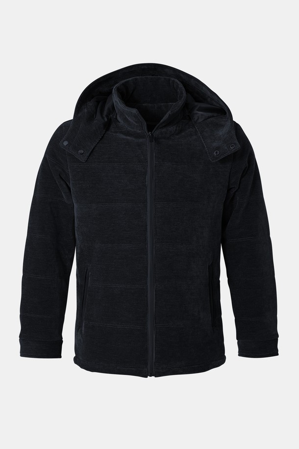 코듀로이 소재의 따뜻함을 느낄 수 있는 남녀 공용 코듀로이 패딩 후드 탈부착 점퍼 CJP134입니다. 겨울철 추위를 막아줄 두꺼운 두께감과 부드러운 촉감이 특징이며, 캐주얼 스타일에 미니멀하고 클래식한 무드를 더해줍니다. 블랙 컬러의 무지 디자인으로 어떤 옷에도 쉽게 매치할 수 있으며, 레귤러핏으로 편안한 착용감을 선사합니다. 집업 방식에 긴 소매 기장으로 활동성을 높였으며, 탈부착 가능한 후드로 다양한 스타일 연출이 가능합니다. 안감은 패딩 처리되어 보온성을 극대화한 데일리 점퍼입니다.
