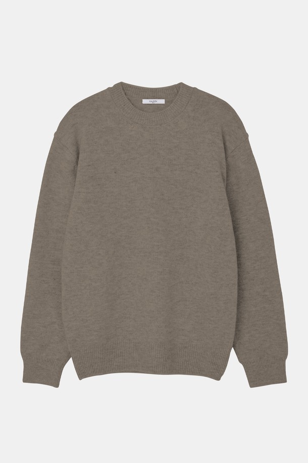 멀티컬러 에어울 긴팔 니트 CNIT109는 가을, 겨울 시즌에 어울리는 여성용 상의입니다. 부드러운 촉감의 울 소재로 제작되었으며, 라운드넥과 레귤러핏 디자인으로 편안한 착용감을 선사합니다. 베이직한 스타일의 무지 패턴에 크롭 기장과 긴소매가 특징이며, 출근룩과 모임룩에 모두 잘 어울립니다. 클래식, 미니멀, 캐주얼 등 다양한 스타일을 연출할 수 있는 활용도 높은 아이템입니다.
