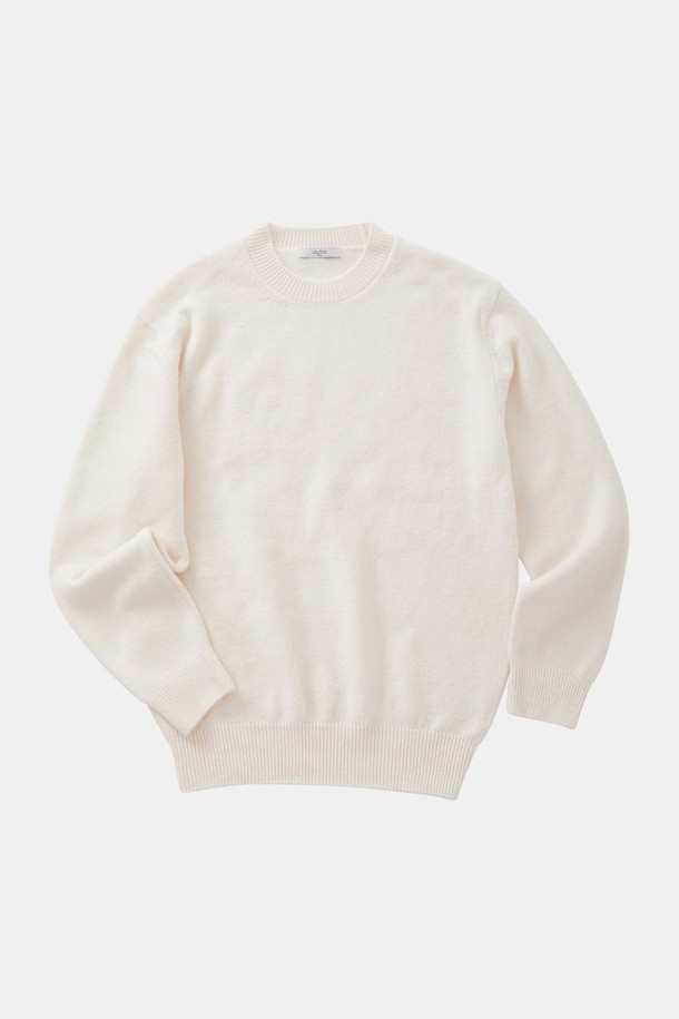 아이보리와 화이트 컬러의 멀티컬러 에어울 긴팔 니트 CNIT109입니다. 부드러운 촉감의 울(Wool) 혼방 소재로 제작되어 가을, 겨울 시즌에 따뜻하게 착용하기 좋습니다. 라운드넥 디자인에 루즈핏으로 편안한 착용감을 선사하며, 크롭 기장으로 트렌디한 스타일을 연출합니다. 베이직하고 미니멀한 무드의 무지 디자인으로 다양한 룩에 활용하기 좋은 캐주얼한 긴팔 니트입니다.
