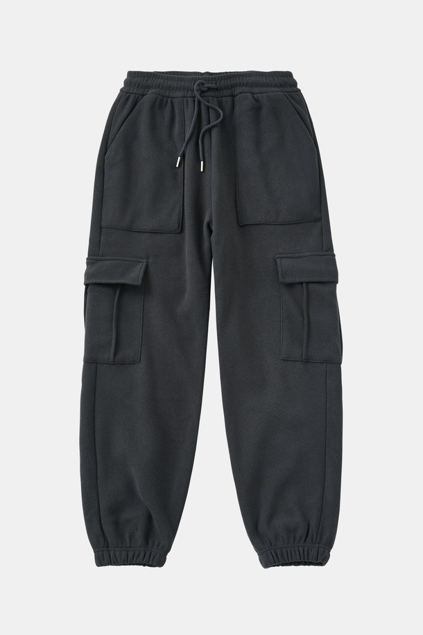 보온성과 편안함을 동시에 갖춘 보아털 스판 플리스 카고 조거 팬츠 CPT172입니다. 부드러운 촉감의 플리스 소재와 스판덱스의 혼방으로 활동성을 높였으며, 안감 전체를 보아털로 마감하여 뛰어난 보온성을 자랑합니다. 허리 밴딩 처리로 편안한 착용감을 선사하며, 실용적인 카고 포켓 디자인으로 수납력을 더했습니다. 캐주얼, 스포티, 미니멀 스타일을 모두 소화할 수 있으며, 집콕룩, 산책룩, 캠핑룩 등 다양한 TPO에 활용 가능합니다. 블랙 컬러의 루즈핏 조거 팬츠로, 가을, 겨울 시즌 데일리룩에 따뜻함과 스타일을 더해보세요.
