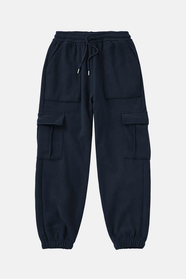 보온성과 활동성을 갖춘 남성용 보아털 스판 플리스 카고 조거 팬츠입니다. 부드러운 플리스 소재와 신축성 있는 스판덱스의 혼방으로 편안한 착용감을 선사합니다. 안감은 보아털로 제작되어 뛰어난 보온성을 제공하며, 겨울철에도 따뜻하게 입을 수 있습니다. 캐주얼, 스포티 스타일 모두 소화 가능하며, 릴랙스핏 조거 디자인으로 편안한 핏을 연출합니다. 넉넉한 카고 포켓 디테일로 실용성을 더했습니다.
