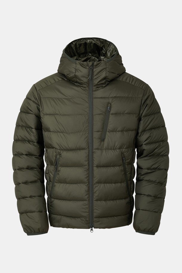 데일리앤스포츠 후드 패딩 점퍼 CJP156는 겨울철 캐주얼 및 스포티 스타일을 연출하기에 좋은 아이템입니다. 부드러운 촉감의 나일론과 폴리에스터 혼방 소재로 제작되어 보온성과 방풍 기능을 제공하며, 두꺼운 두께감으로 추운 날씨에도 따뜻하게 착용할 수 있습니다. 카키 및 올리브 컬러의 무지 디자인에 레귤러핏으로 제작되어 편안한 착용감을 선사합니다. 집업 스타일의 긴 소매 후드 패딩 점퍼로, 캠핑룩을 포함한 다양한 일상 및 캐주얼 코디에 활용하기 좋습니다. 퀼팅 디테일이 돋보이는 디자인으로, 미니멀한 스타일을 선호하는 분들께 추천합니다.
