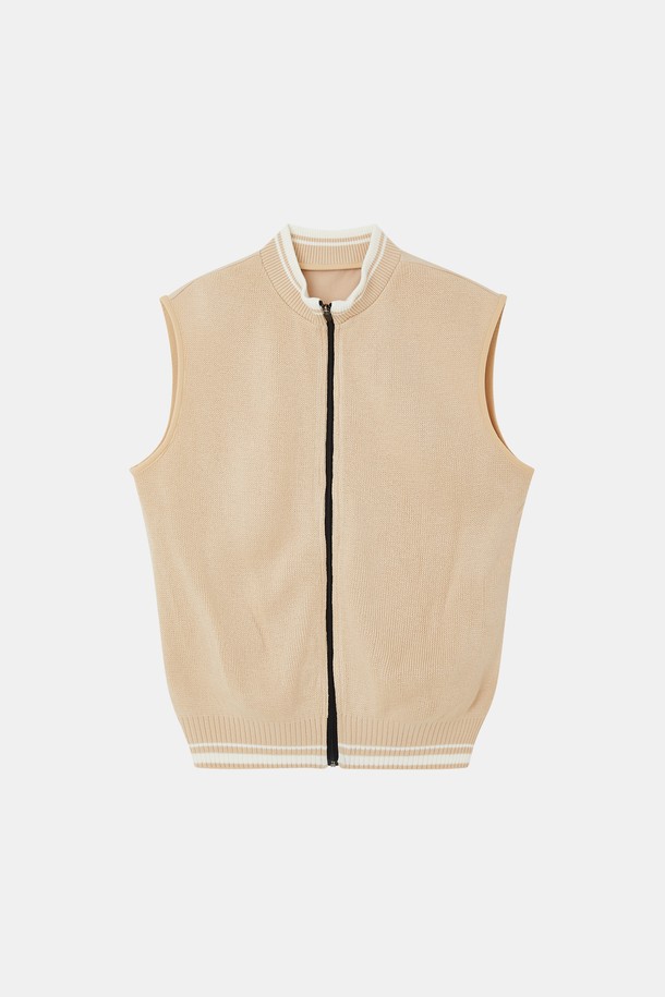 리어(Rear) 스판 경량 니트 조끼 CNIT113은 베이직한 스타일의 공용 제품으로, 봄, 여름, 가을, 겨울 사계절 모두 활용 가능한 아이템입니다. 베이지와 그레이 두 가지 색상으로 출시되어, 어떤 옷에도 쉽게 매치할 수 있습니다. 폴리에스터, 아크릴, 폴리우레탄 혼방 소재로 제작되어 가볍고 편안한 착용감을 선사하며, 민소매 라운드넥 디자인으로 답답함 없이 시원하게 입을 수 있습니다. 집콕룩, 산책룩, 여행룩 등 다양한 TPO에 미니멀, 캐주얼, 클래식 스타일로 연출하기 좋습니다.
