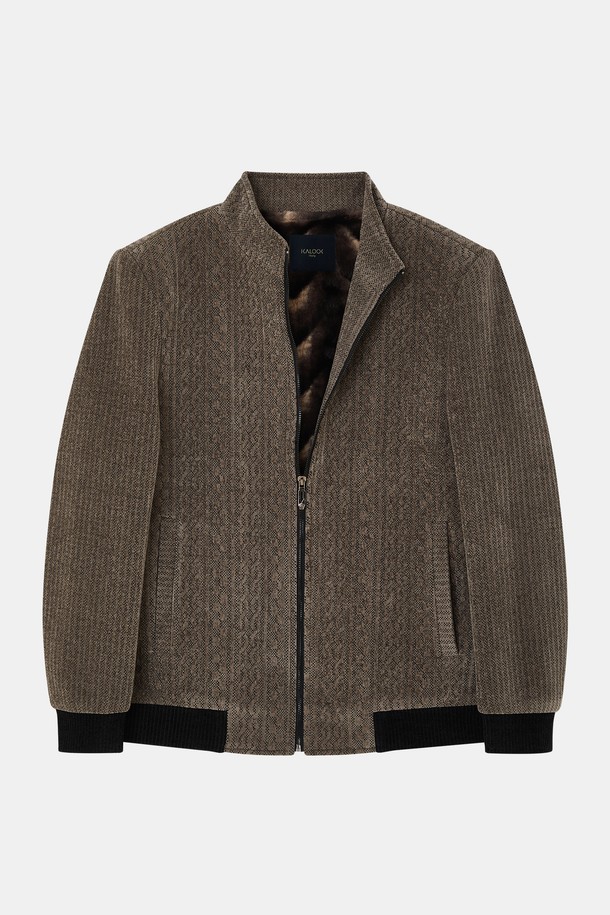 자카드 보아털 블루종 점퍼 CJP153는 캐주얼 스타일의 아우터입니다. 블랙브라운 컬러의 자카드 패턴이 돋보이며, 봄, 여름, 가을, 겨울 사계절 모두 착용 가능합니다. 집업 스타일로 간편하게 입고 벗을 수 있으며, 슬림, 베이직핏, 오버핏 등 다양한 핏으로 연출할 수 있습니다. 부드러운 보아털 촉감의 폴리에스터 소재로 제작되었으며, 안감은 전체 폴리에스터 100%로 마감되어 있습니다. 여행룩, 캠핑룩, 집콕룩 등 TPO에 맞춰 미니멀하고 고프코어 스타일을 연출해보세요.
