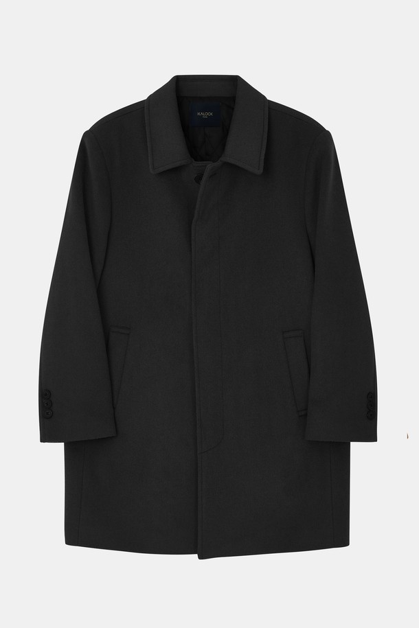 솔리드 싱글 히든 버튼 울 코트 CCO104는 베이직한 디자인의 싱글 코트로, 출근룩, 오피스룩, 모임룩 등 다양한 TPO에 활용하기 좋습니다. 울과 폴리에스터 혼방 소재로 제작되어 일반적인 두께감에 신축성 있는 착용감을 제공합니다. 블랙, 브라운, 네이비 세 가지 색상으로 출시되어 취향에 맞는 색상을 선택할 수 있습니다. 히든 버튼과 싱글 버튼 디자인으로 미니멀하고 시크한 스타일을 연출하며, 안감이 있어 편안하게 착용할 수 있습니다. 사계절 활용 가능한 실용적인 아이템입니다.
