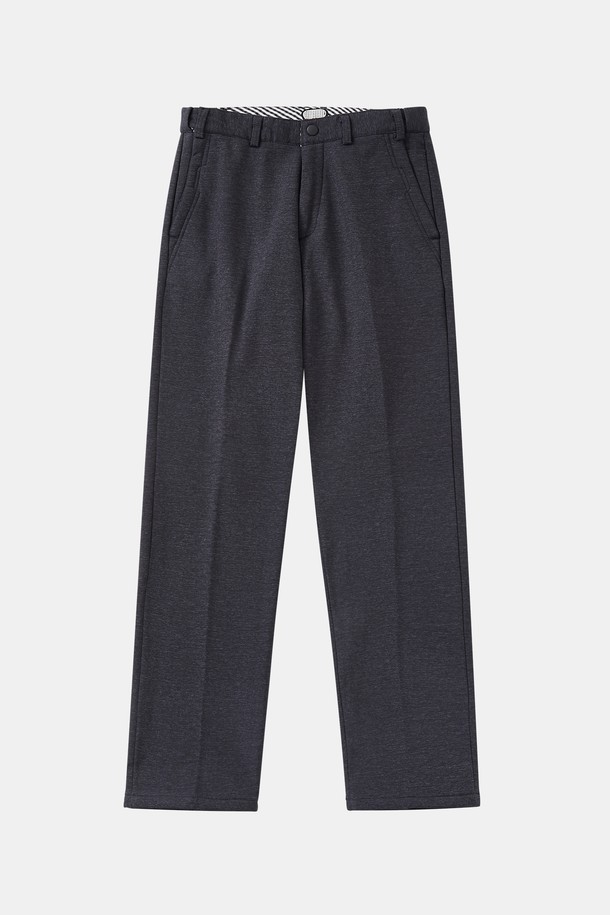 데일리앤 오피스 웜 밴딩 기모 팬츠 CPT175는 차콜과 네이비 두 가지 색상으로 출시되었습니다. 폴리에스터와 폴리우레탄 혼방 소재로 제작되어 부드러운 촉감과 뛰어난 보온성을 자랑하며, 한겨울에도 따뜻하게 착용할 수 있습니다. 레귤러핏으로 제작되어 편안한 착용감을 제공하며, 밴딩 허리 디자인으로 활동성을 높였습니다. 사선 포켓 디테일이 돋보이는 이 슬랙스는 캐주얼룩과 출근룩 모두 소화 가능한 활용도 높은 아이템입니다. 무지 디자인으로 어떤 상의에도 잘 어울려 데일리 오피스룩을 완성해 보세요.
