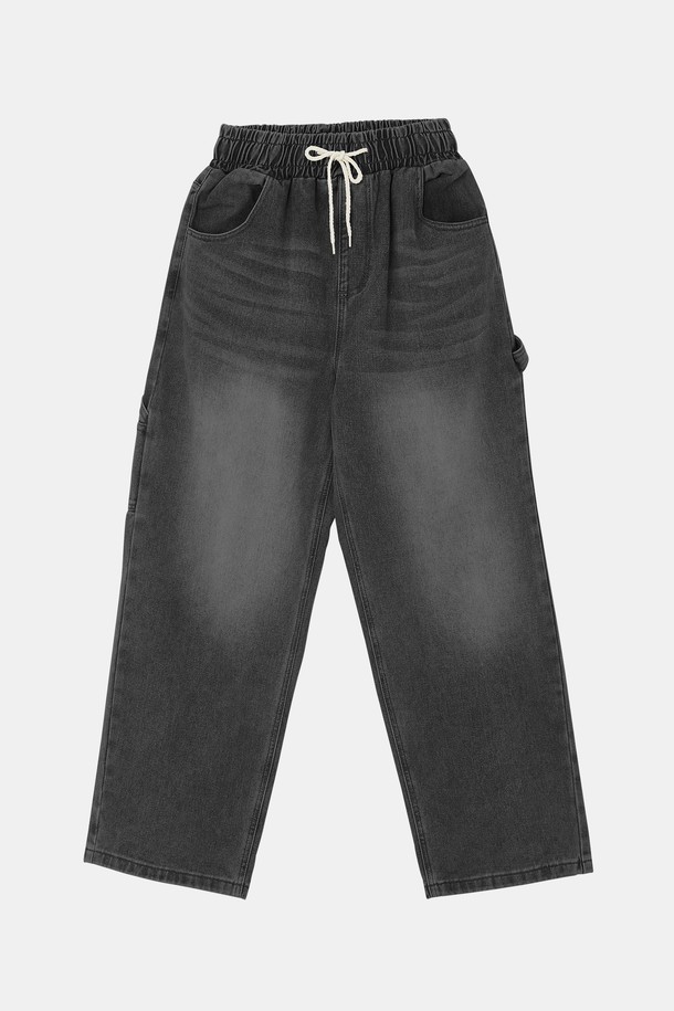 루즈핏 밴딩 카펜터 데님 팬츠 CJN112는 캐주얼, 미니멀, 워크웨어 스타일을 아우르는 데님 팬츠입니다. 봄, 여름, 가을, 겨울 사계절 모두 착용 가능하며, 일상복으로 활용하기 좋습니다. 면 소재로 제작되어 편안한 착용감을 선사하며, 와이드핏과 일자핏으로 트렌디한 스타일을 연출합니다. 허리 밴딩 처리로 활동성을 높이고, 카펜터 디자인으로 포인트를 더했습니다. 블루 컬러의 데님 팬츠로 다양한 상의와 손쉽게 매치하여 캐주얼한 룩을 완성해보세요.
