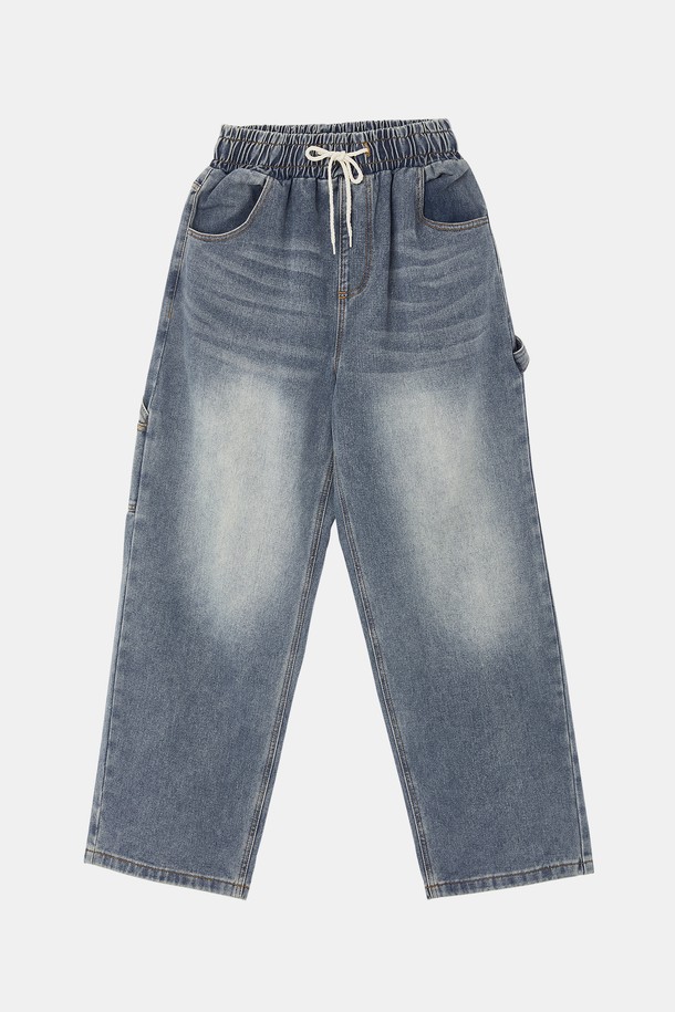 루즈핏 밴딩 카펜터 데님 팬츠 CJN112는 편안한 착용감과 캐주얼한 스타일을 동시에 만족시키는 데님 팬츠입니다. 봄, 여름, 가을, 겨울 사계절 모두 활용 가능하며, 넉넉한 루즈핏으로 활동성을 높였습니다. 허리 밴딩 처리로 편안함을 더했으며, 워크웨어 스타일을 연출하기 좋은 카펜터 디자인이 특징입니다. 시원한 블루 컬러의 데님 소재로 제작되어 미니멀한 스타일까지 소화할 수 있습니다. 면 소재 특유의 부드러운 촉감과 데님 특유의 자연스러운 질감이 매력적인 제품입니다.
