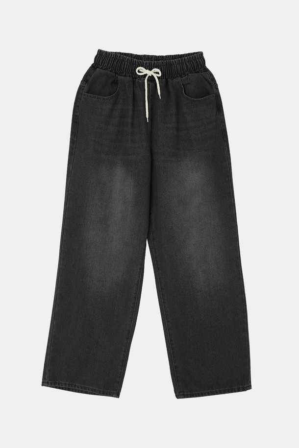 루즈핏 워싱 밴딩 데님 팬츠 CJN113은 편안함과 스타일을 모두 갖춘 데일리웨어입니다. 부드러운 면 소재로 제작되어 편안한 착용감을 선사하며, 은은한 워싱 디테일이 캐주얼한 무드를 더합니다. 허리 밴딩과 사이즈 조절 스트링이 있어 활동성이 좋고, 산책룩이나 집콕룩 등 다양한 TPO에 활용 가능합니다. 루즈핏으로 제작되어 미니멀, 시티보이 스타일을 즐겨 입는 분들께도 추천합니다. 블루, 블랙 두 가지 색상으로 출시되었습니다.
