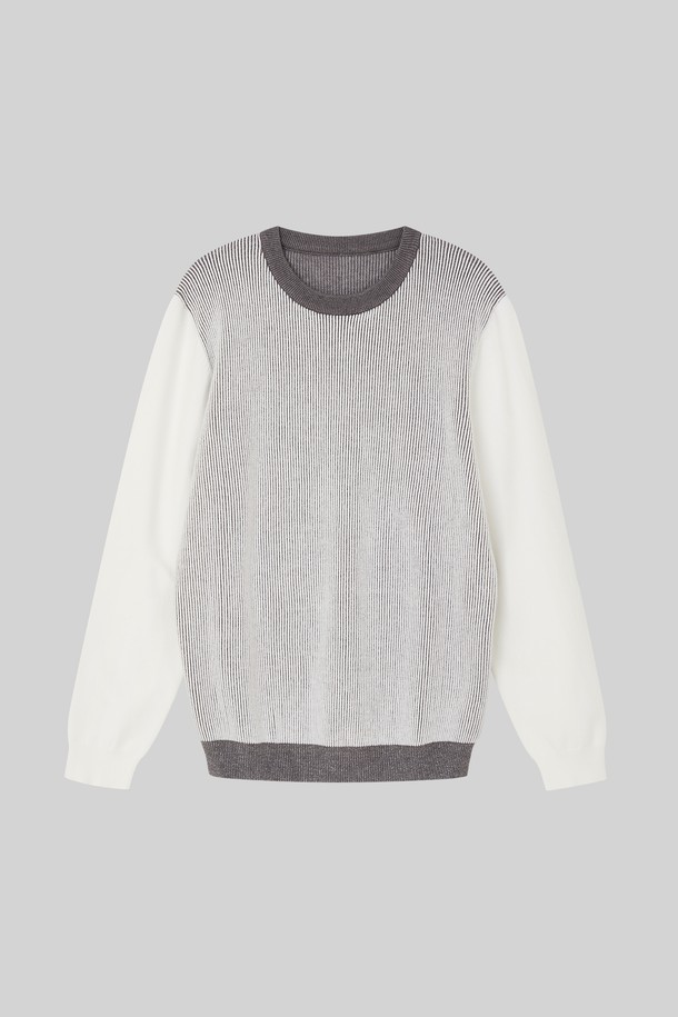 마이크로 스트라이프 라운드 니트 CNIT115는 베이직한 스타일의 상의입니다. 비스코스 78%와 폴리에스터 22% 혼방 소재로 제작되어 사계절 내내 착용 가능하며, 신축성이 있어 편안한 착용감을 제공합니다. 라운드넥 디자인에 화이트 컬러, 스트라이프 패턴으로 미니멀, 클래식, 캐주얼 스타일 모두 소화 가능합니다. 출근룩, 비즈니스 캐주얼, 데이트룩 등 다양한 TPO에 활용할 수 있는 실용적인 아이템입니다. 베이직핏으로 제작되었습니다.
