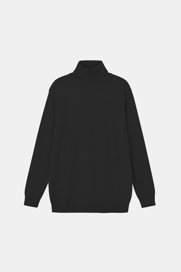 베이직 솔리드 터틀넥 니트 CNIT114는 **상의** 카테고리에 속하는, 봄, 여름, 가을, 겨울 사계절용 니트입니다. 모던하고 미니멀한 스타일을 추구하는 분들을 위한 아이템으로, 출근룩, 비즈니스 캐주얼, 모임룩 등 다양한 TPO에 활용할 수 있습니다. 폴리에스터, 모달, 나일론 혼방 소재로 제작되어 부드러운 촉감과 편안한 착용감을 제공하며, 베이직핏 디자인에 무지 패턴, 터틀넥 네크라인으로 심플하면서도 세련된 분위기를 연출합니다. 블랙, 차콜, 그레이 세 가지 기본 색상으로 출시되어 어떤 스타일에도 쉽게 매치할 수 있습니다.
