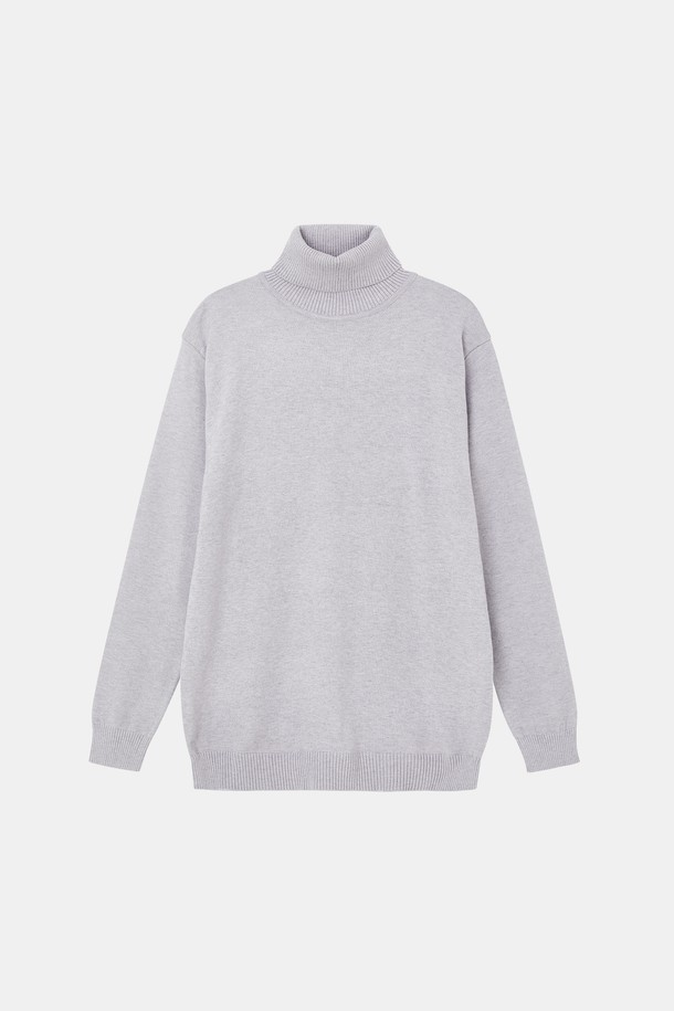 베이직 솔리드 터틀넥 니트 CNIT114는 미니멀, 클래식, 캐주얼 스타일을 아우르는 베이직한 디자인의 터틀넥 니트입니다. 폴리에스터, 모달, 나일론 혼방 소재로 제작되어 부드러운 촉감과 좋은 신축성을 제공합니다. 봄, 여름, 가을, 겨울 사계절 모두 활용 가능하며, 블랙, 차콜, 그레이 세 가지 기본 컬러로 출시되었습니다. 유행을 타지 않는 무지 디자인과 긴 소매, 베이직핏 또는 오버핏으로 폭넓은 스타일 연출이 가능합니다. 일상생활에서 편안하고 세련된 스타일을 완성해 보세요.
