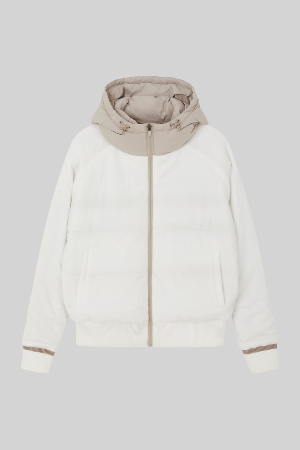 여성 방풍 후드 패딩 점퍼 CJP157은 가을, 겨울 시즌에 골프 및 일상에서 활용하기 좋은 베이직 스타일의 패딩 점퍼입니다. 아이보리와 차콜 두 가지 색상으로 출시되었으며, 숏 기장에 집업 여밈 방식으로 편안하게 착용할 수 있습니다. 비스코스, 폴리에스터, 나일론 혼방 소재로 제작되어 두꺼운 두께감과 뛰어난 보온성을 자랑하며, 방풍 기능으로 추운 날씨에도 따뜻함을 유지해줍니다. 베이직핏 디자인에 무지 패턴으로 미니멀하고 캐주얼한 스타일을 연출할 수 있으며, 긴 소매와 후드 타입으로 활동성을 더했습니다. 내부는 폴리에스터 안감으로 마감되어 부드러운 촉감을 선사합니다.
