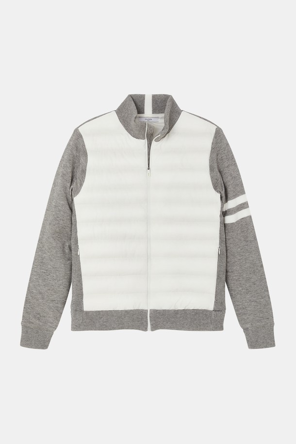 여성 방풍 미들넥 패딩 점퍼 CJP158는 베이직한 스타일의 아우터입니다. 봄, 여름, 가을, 겨울 사계절 모두 착용 가능하며, 무지 디자인으로 미니멀, 캐주얼, 클래식 등 다양한 스타일을 연출할 수 있습니다. 넉넉한 오버핏 또는 베이직핏으로 편안하게 착용 가능하며,  미들넥 디자인과 집업 여밈 방식으로 보온성을 높였습니다.  블랙, 아이보리 두 가지 색상으로 출시되었으며,  폴리에스터, 비스코스, 나일론 혼방 소재에 전체 안감 처리되어 방풍 기능을 제공합니다.  두꺼운 두께감과 긴 소매 기장으로 따뜻함을 더했습니다.
