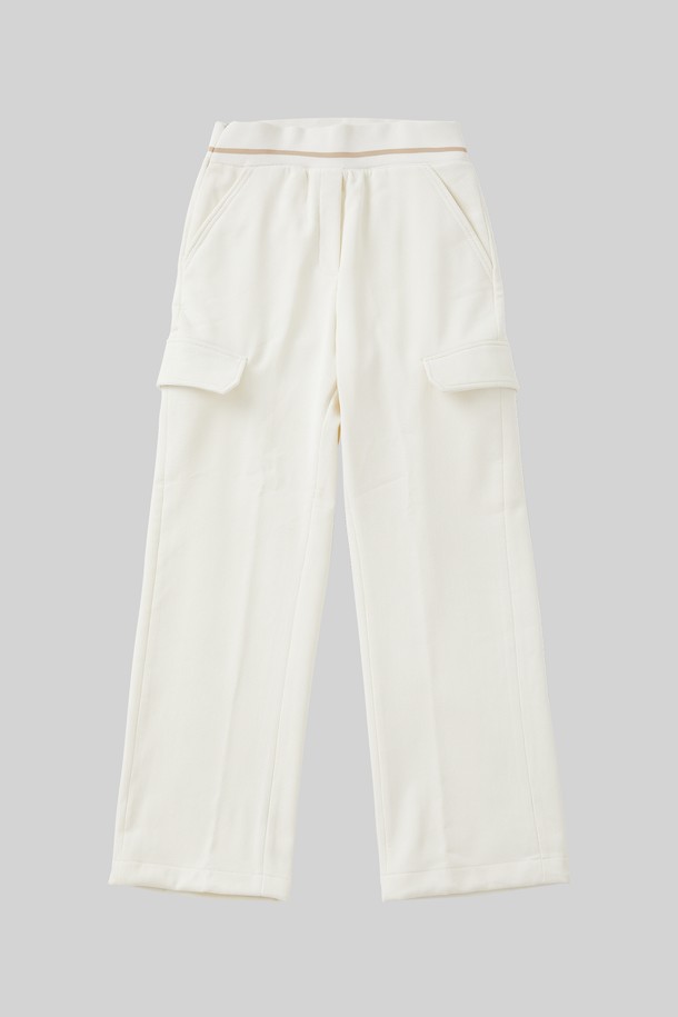 여성 밴딩 코듀로이 기모 팬츠 CPT178는 캐주얼, 클래식, 미니멀 스타일을 모두 아우르는 일자핏 팬츠입니다. 아이보리, 네이비 두 가지 색상으로 출시되어 데일리룩은 물론 골프웨어로도 활용 가능하며, 사계절 내내 착용할 수 있습니다. 부드러운 코듀로이 소재에 기모 안감을 더해 보온성을 높였으며, 밴딩 허리와 카고 포켓, 사선 주머니 디자인으로 기능성과 디자인을 동시에 잡았습니다. 두꺼운 두께감으로 겨울철에도 따뜻하게 착용할 수 있는 실용적인 아이템입니다.
