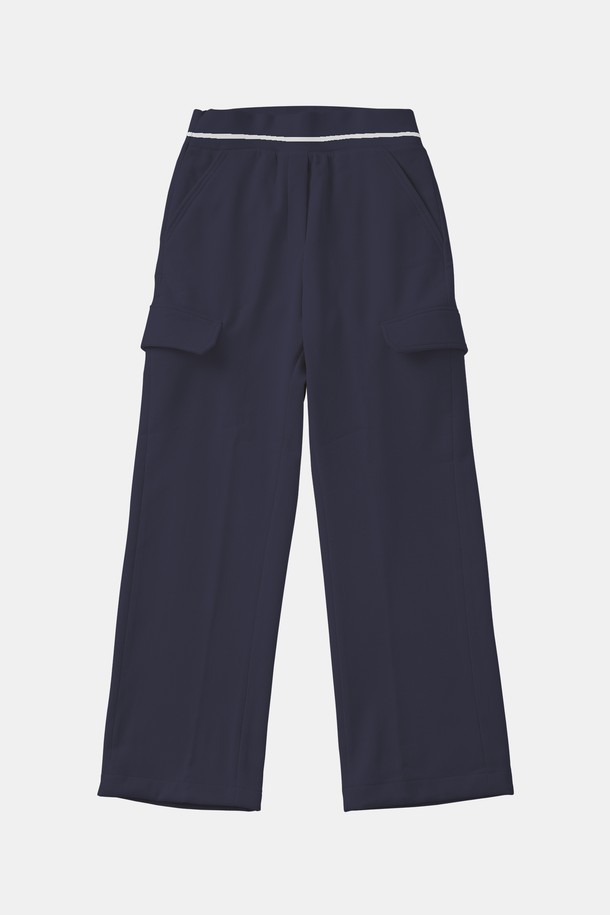 여성 밴딩 코듀로이 기모 팬츠 CPT178는 부드러운 촉감과 보온성을 갖춘 여성용 바지입니다. 아이보리, 네이비 두 가지 색상으로 제공되며, 데일리룩과 골프웨어에 모두 활용 가능합니다. 봄, 여름, 가을, 겨울 사계절 내내 착용할 수 있으며, 밴딩 처리로 편안한 착용감을 선사합니다. 레귤러핏의 코듀로이 소재에 기모 안감을 더해 따뜻하고 포근한 느낌을 주며, 카고 포켓과 사선 주머니 디자인으로 실용성을 높였습니다.
