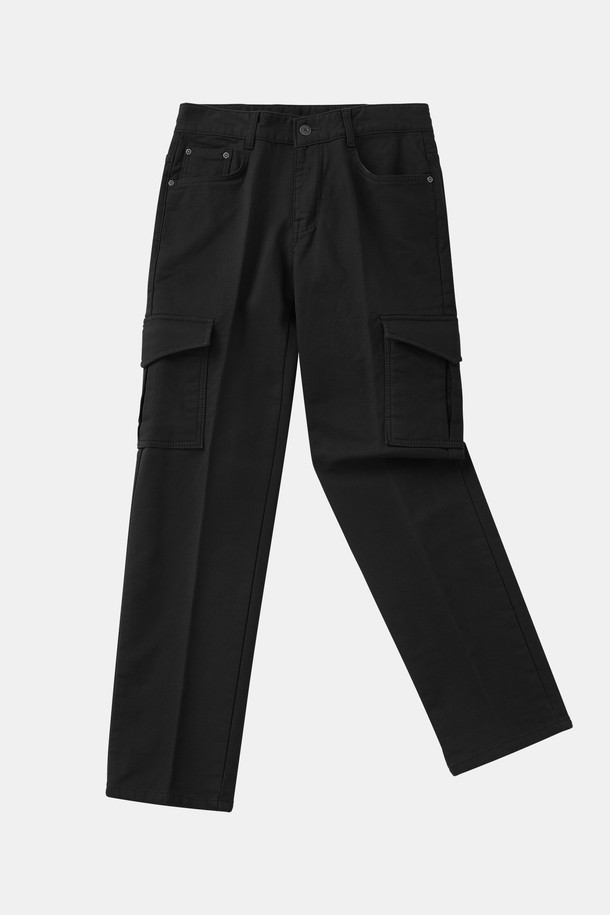 기모 스판 카고 팬츠 CPT176은 겨울철 캐주얼룩을 위한 남성용 긴 바지입니다. 부드러운 촉감의 면, 폴리우레탄, 기모 소재로 제작되어 따뜻하고 편안한 착용감을 제공합니다. 일자핏으로 디자인되어 미니멀, 워크웨어 스타일을 연출하기 좋으며, 약간의 신축성으로 활동성을 더했습니다. 차콜, 블랙 두 가지 색상으로 출시되어 다양한 상의와 매치하기 용이하며 출근룩으로도 활용 가능합니다. 무지 패턴에 두꺼운 두께감으로 겨울철 추위에도 끄떡없는 아이템입니다.
