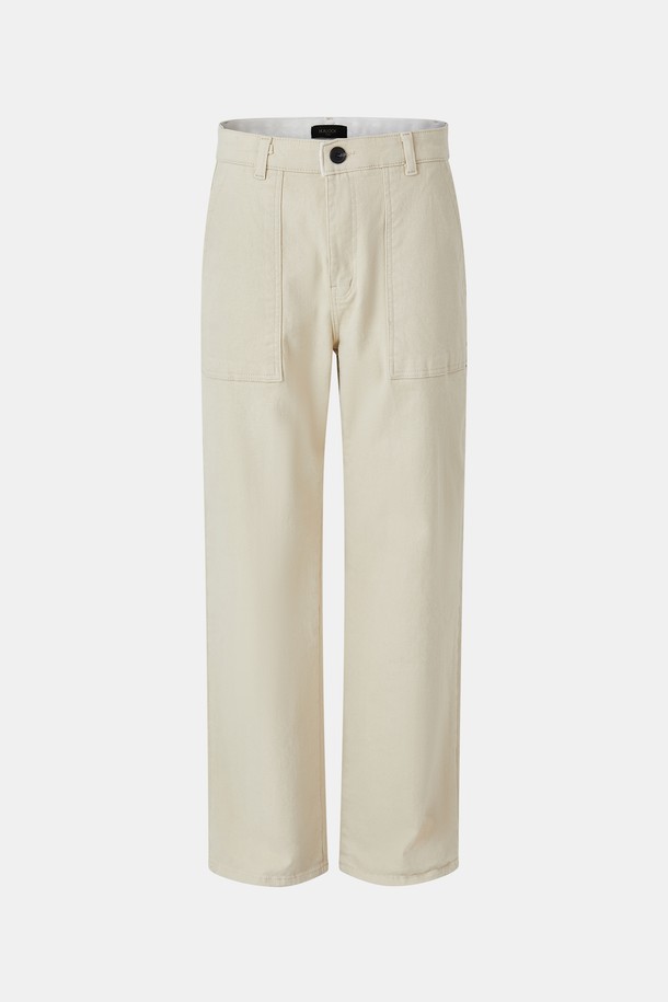 일자핏 사방 스판 기모 퍼티그 팬츠 CPT179는 남녀 모두 착용 가능한 겨울용 바지입니다. 면과 폴리우레탄 혼방 소재로 제작되어 편안한 착용감과 활동성을 제공하며, 안감 기모 처리로 보온성을 높였습니다. 캐주얼, 미니멀, 클래식 스타일을 아우르는 디자인으로, 일상 및 캐주얼한 착장에 활용하기 좋습니다. 블랙, 카키, 모카, 크림 4가지 색상으로 출시되어 다양한 스타일 연출이 가능합니다. 레귤러핏으로 제작되어 편안하면서도 깔끔한 실루엣을 연출합니다.
