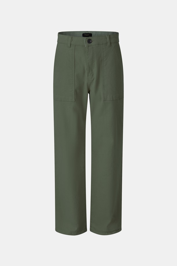 일자핏 사방 스판 기모 퍼티그 팬츠 CPT179는 캐주얼, 미니멀, 클래식 스타일에 모두 잘 어울리는 제품입니다. 가을과 겨울에 따뜻하게 착용할 수 있도록 두꺼운 두께감과 기모 안감으로 제작되었으며, 신축성이 뛰어난 사방 스판 소재를 사용하여 활동성을 높였습니다. 무지 디자인에 블랙, 카키, 모카, 크림 4가지 다채로운 컬러로 출시되어 다양한 스타일 연출이 가능합니다. 레귤러핏 일자핏으로 편안하면서도 세련된 핏을 제공하며, 일상복으로 활용하기 좋습니다.
